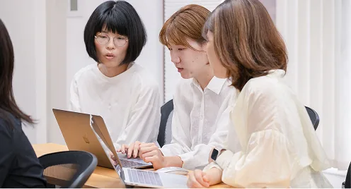 教室で学ぶ受講生たち