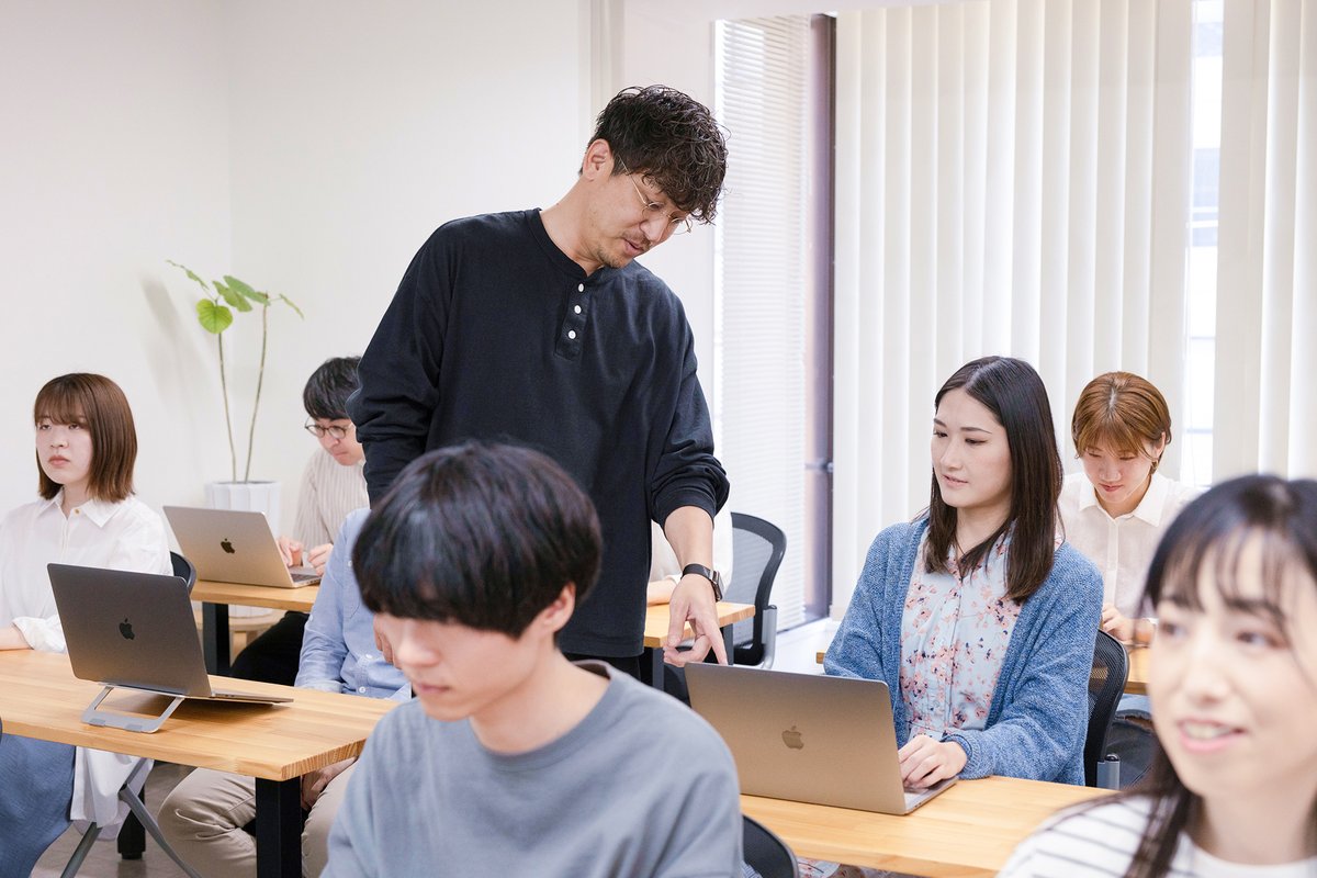 LIVEセッションで講師が受講生の画面を見ながら教えている様子