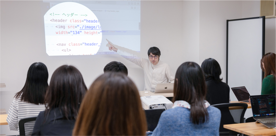 画像：男性の先生の授業を教室で聞いている受講生の様子