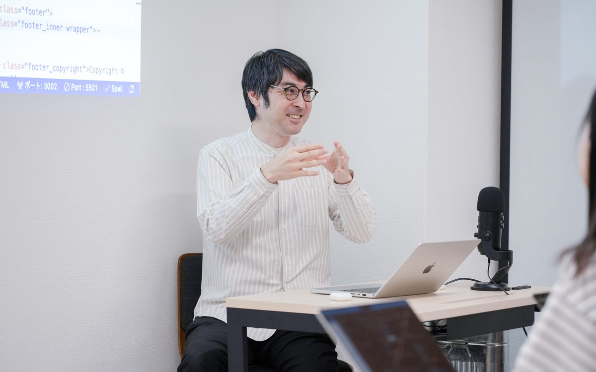講師が受講生と話す様子