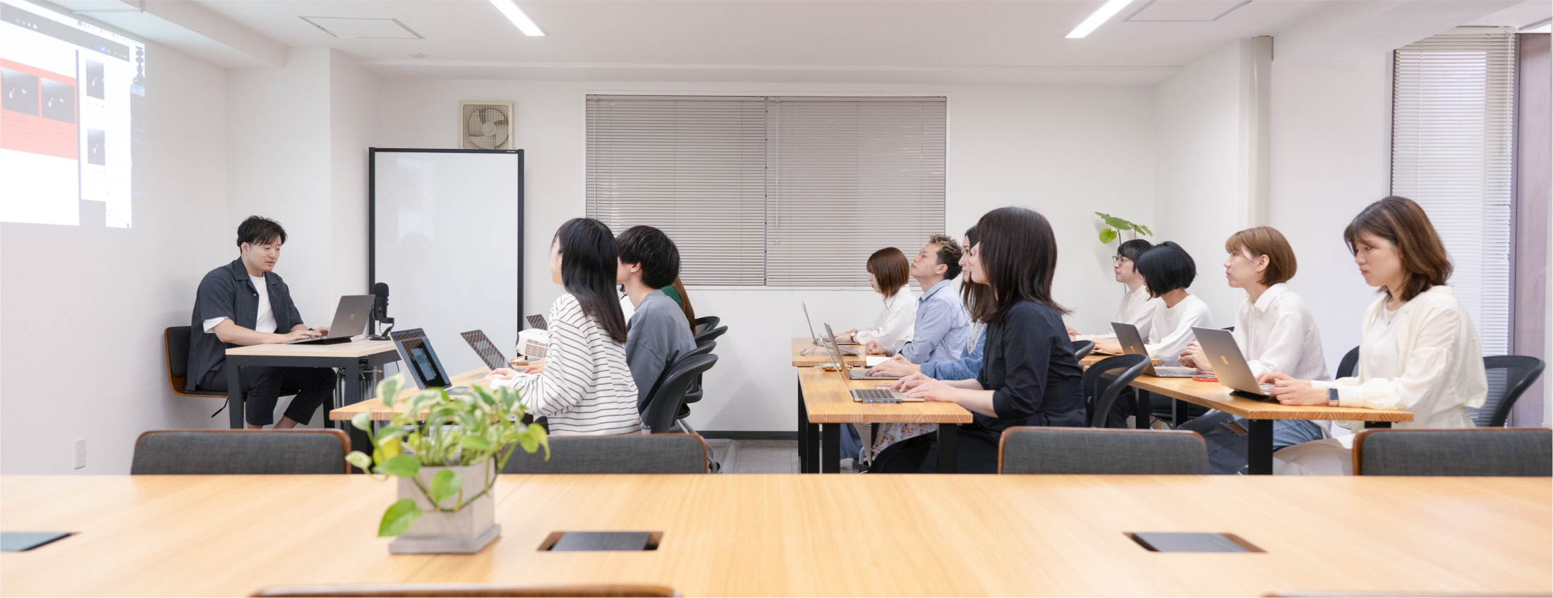 画像：15人くらいの受講生が教室で授業を受けている様子