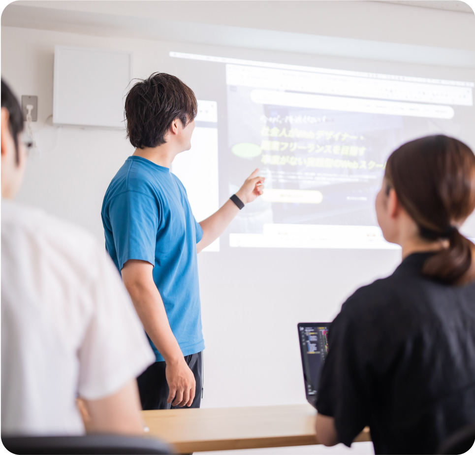 講師がスクリーンを使って説明する様子